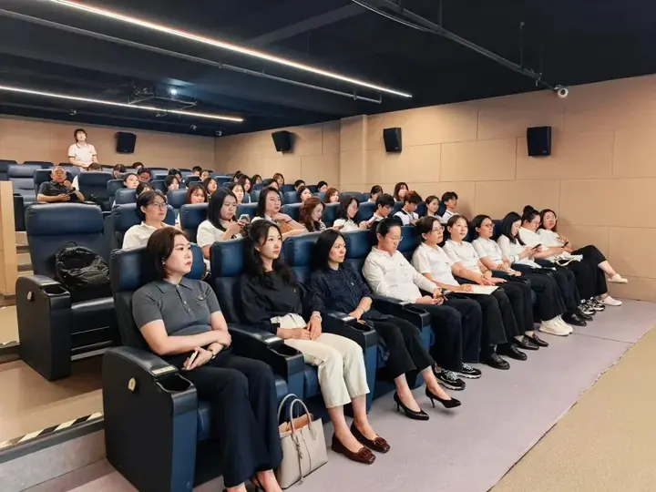 这场七·一专题党课 为"超级个体"点亮红色灯塔 配图 2