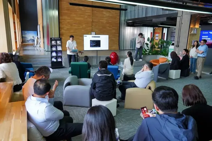 以生态聚人、以平台聚企、以场景聚产业｜本溪市数据局一行走进沈阳AI+OPC生态社区 配图 12
